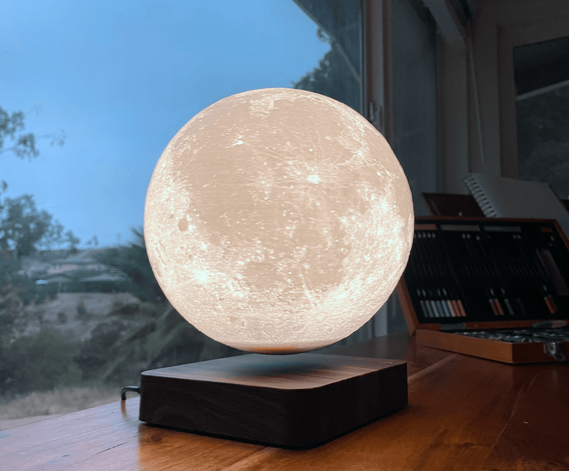 https://levitatingmoon.com/cdn/shop/files/the-levitating-moontm-lamp-7-inch-18cm-levitating-moon-1.png?v=1688331473&width=1920
